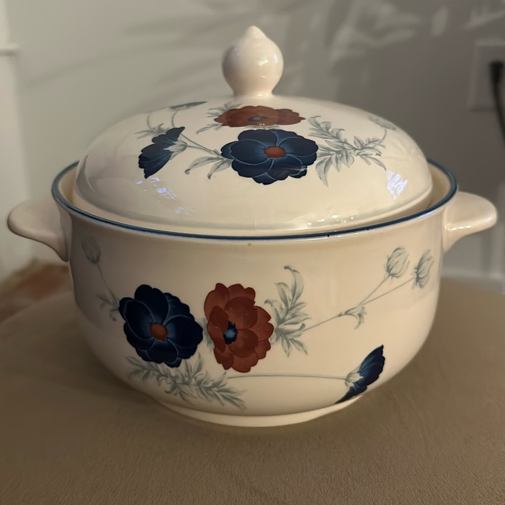 Vintage 2 Qt Round Covered Casserole Keltcraft by Noritake Harlequin series.